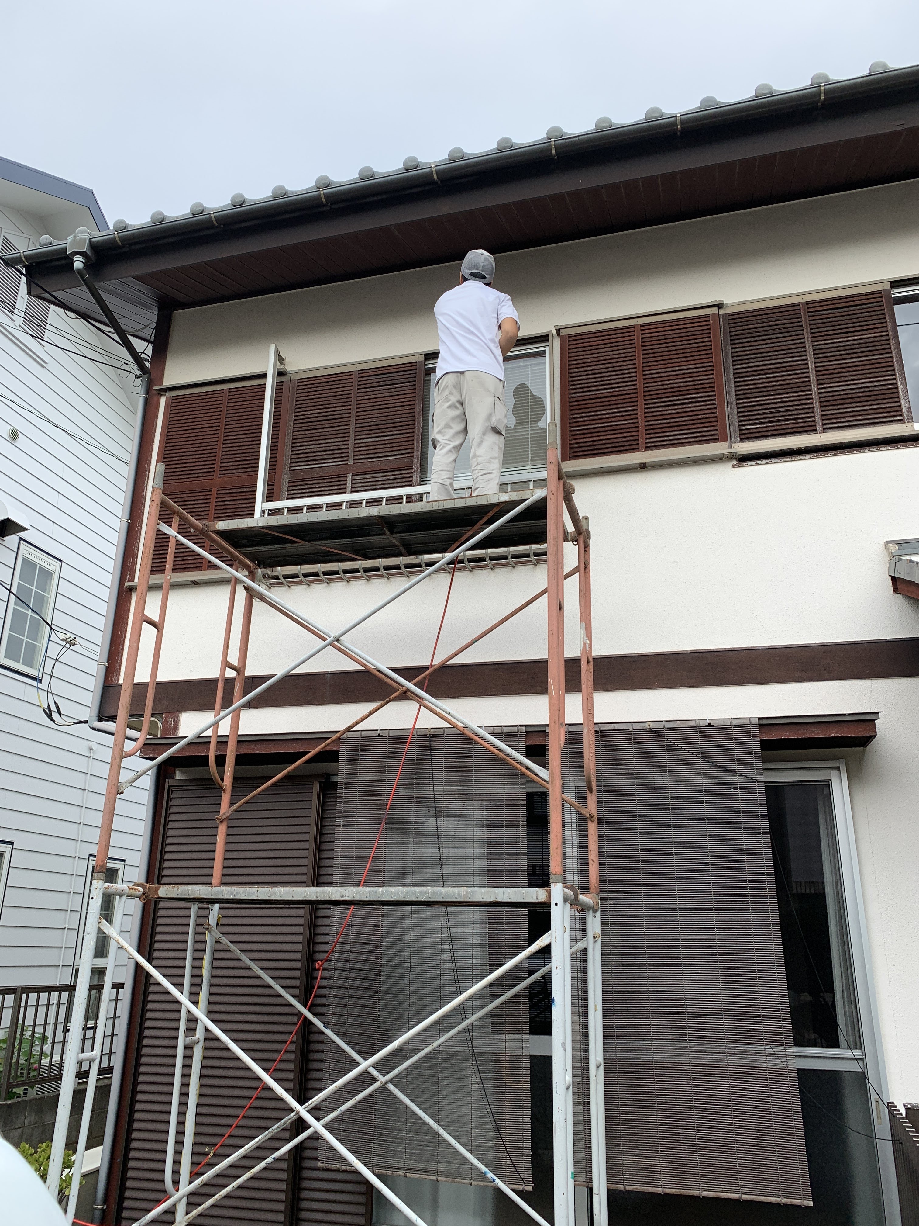 足場を組んで軒まわりを修繕