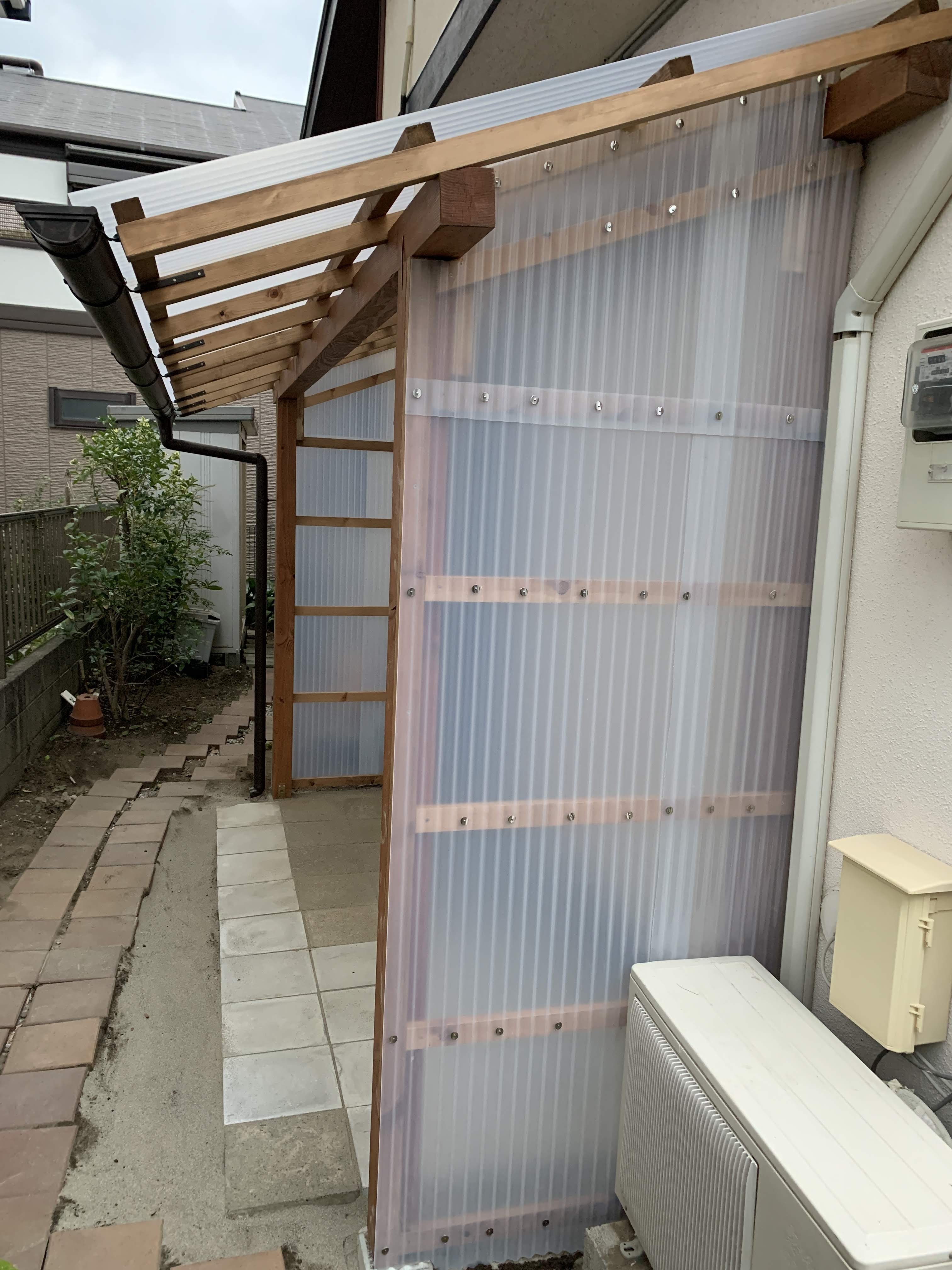 物置まわりの修繕中