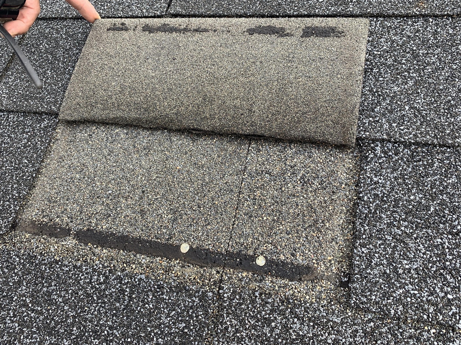 風で屋根材が切れていた箇所