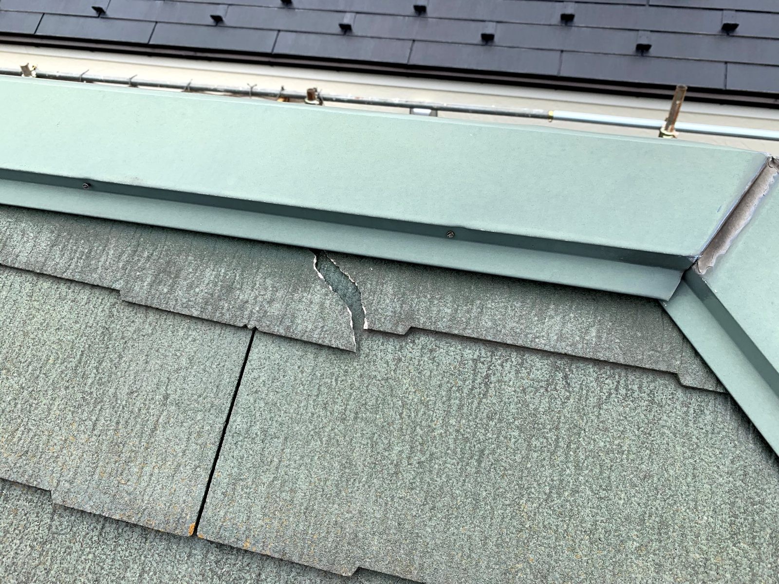 板金まわりの割れを確認