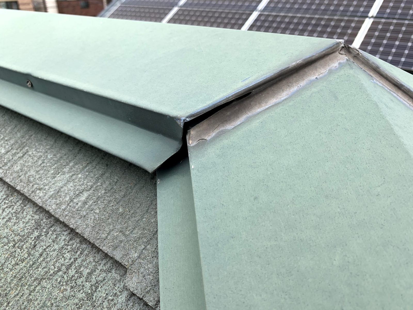 棟板金の剥がれを確認