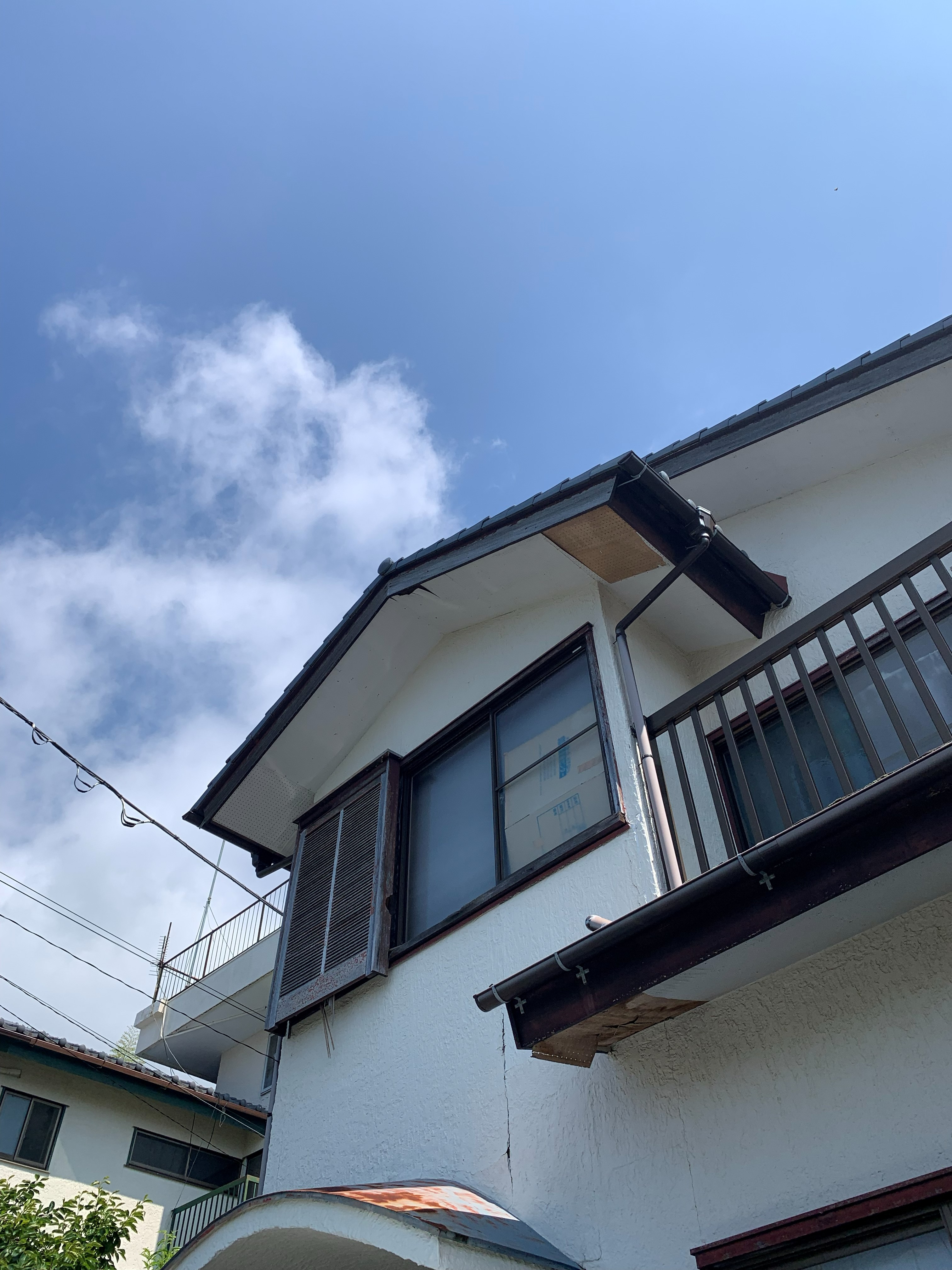 雨戸が風で飛んだことによる破損