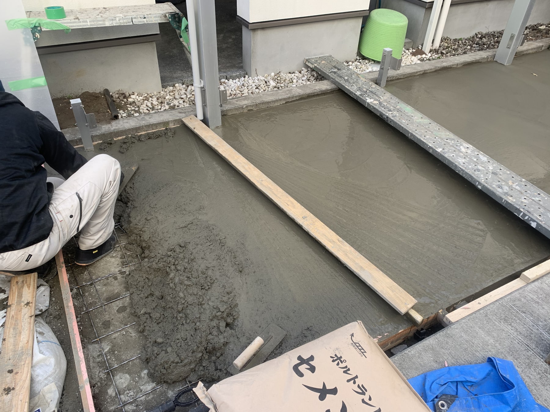 藤沢市本鵠沼のアパート駐輪場屋根・土間工事 写真1