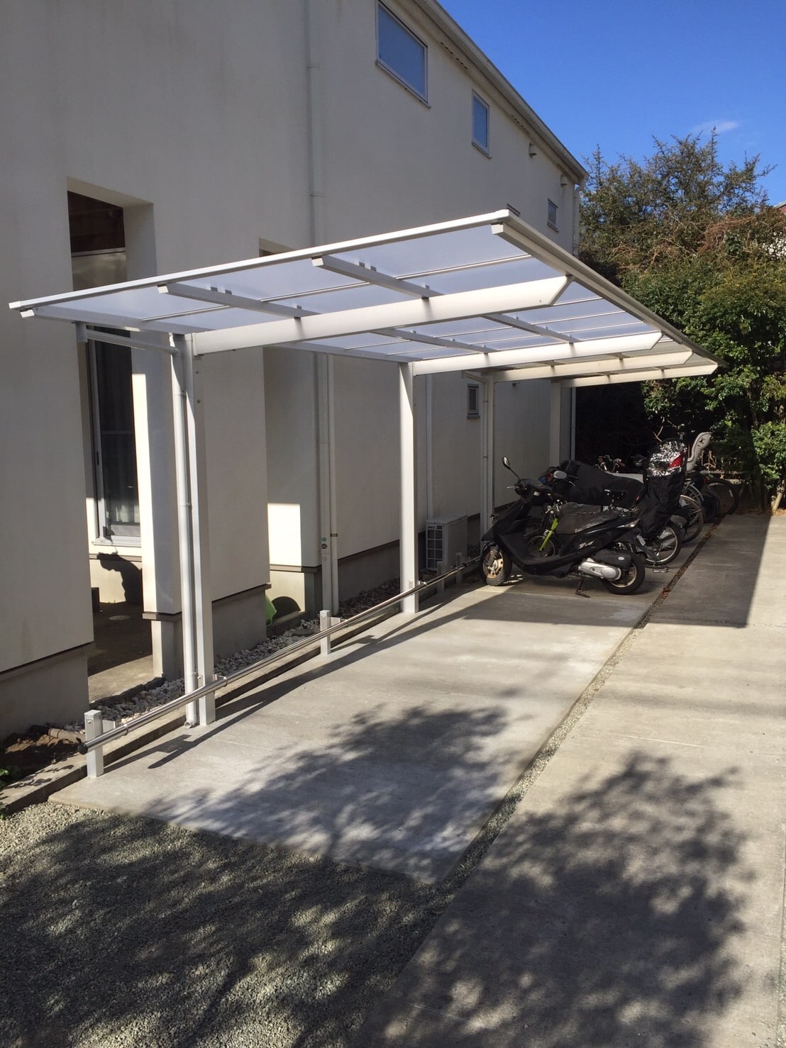 藤沢市本鵠沼のアパート駐輪場屋根・土間工事