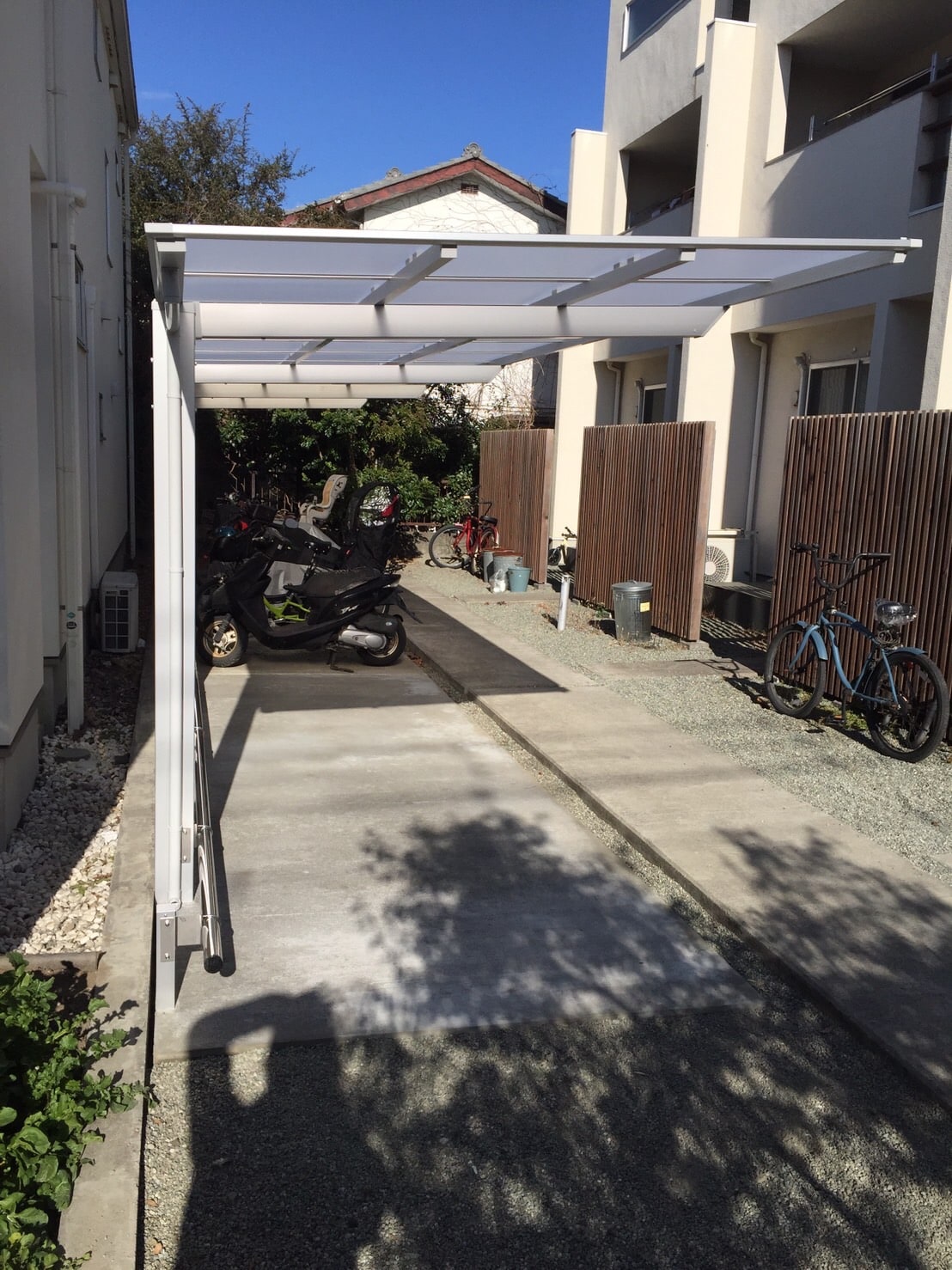 藤沢市本鵠沼のアパート駐輪場屋根・土間工事 写真4