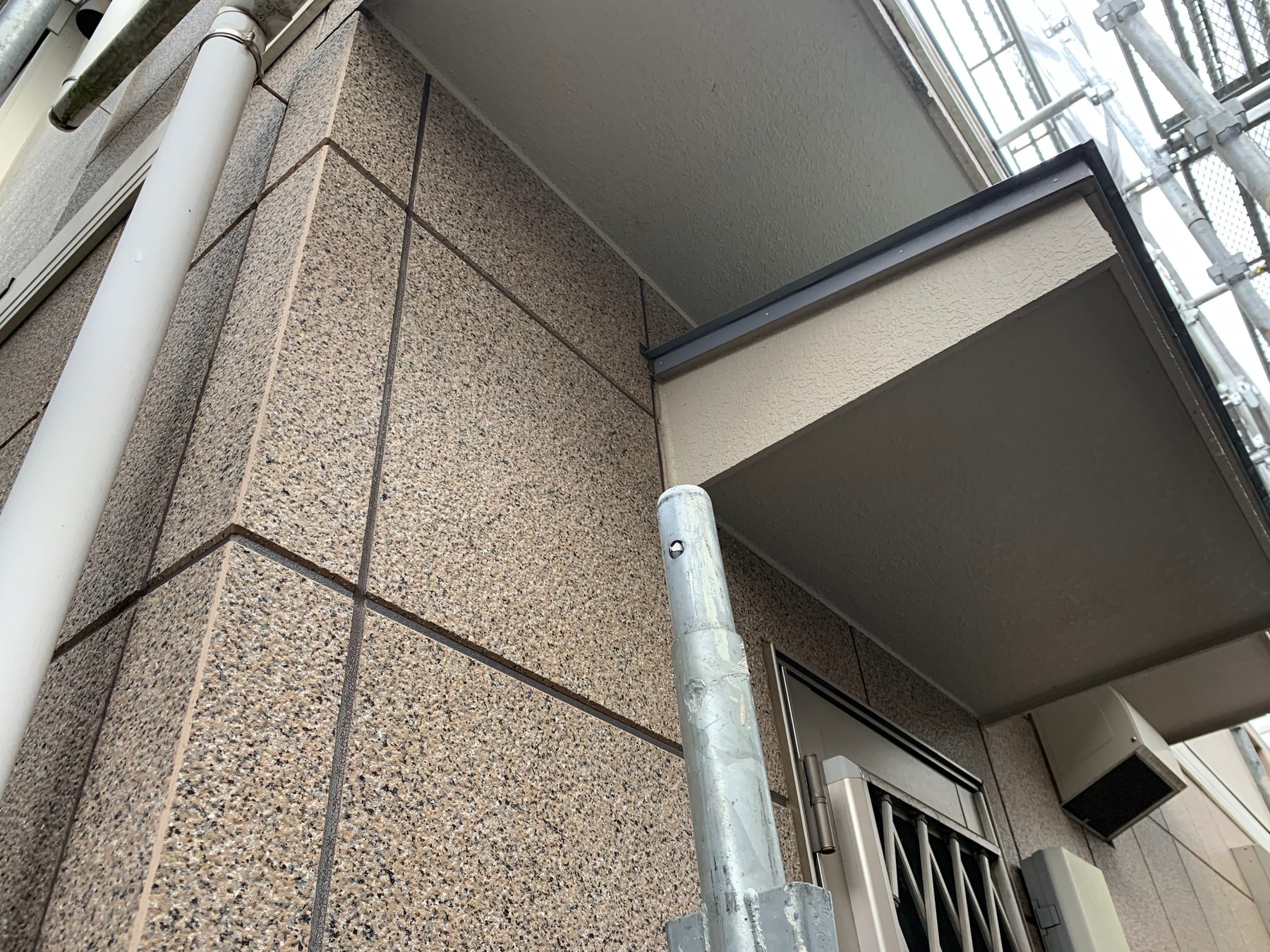 横浜市戸塚区の外壁ひび割れ・屋根修繕 写真1